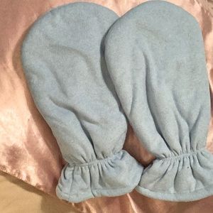 Paraffin wax treatment hand mittens